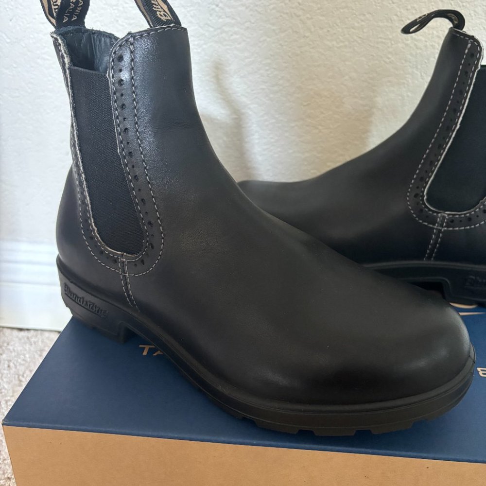 NWT HIGH TOP BLUNDSTONE BOOTS